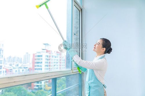家政服务擦拭玻璃